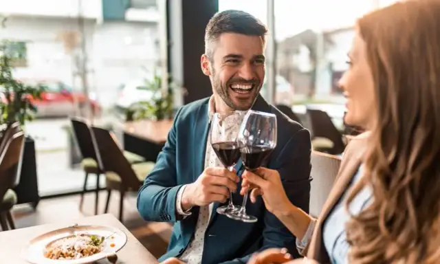 Jak się ubrać do restauracji na obiad? Poradnik stylu i pewności.