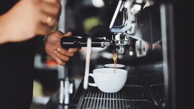 Die beste Gastro-Kaffeemaschine: Qualität & Profit steigern