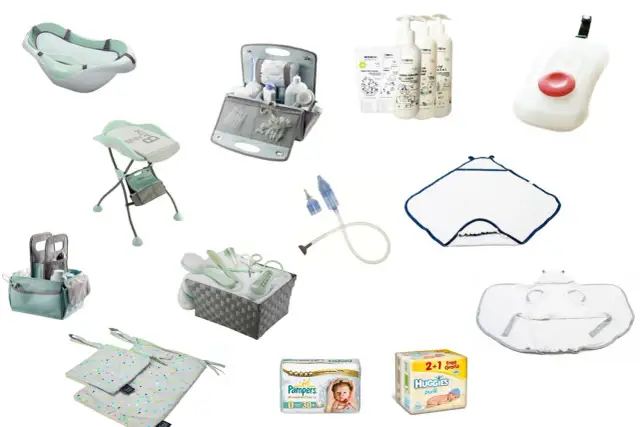 Kolekcja akcesoriów dla niemowląt: wanienka, stojak do kąpieli, kosmetyki, aspirator, ręcznik, pieluchy i inne niezbędne rzeczy.