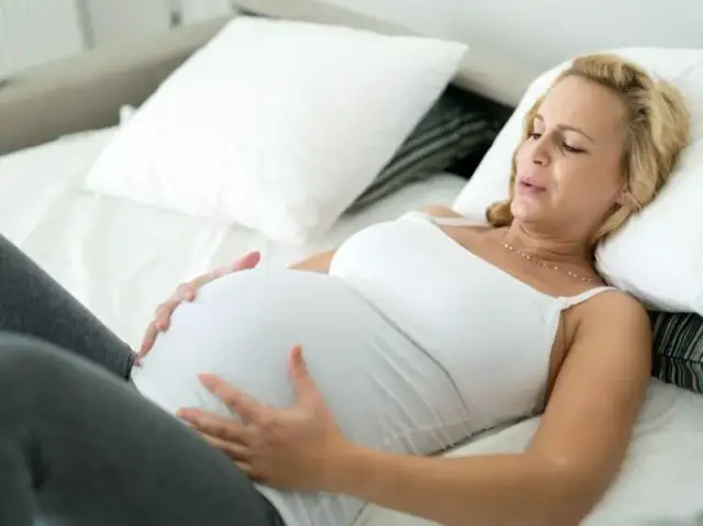 Jak rozpoznać pierwsze skurcze przed porodem? 8 kluczowych oznak