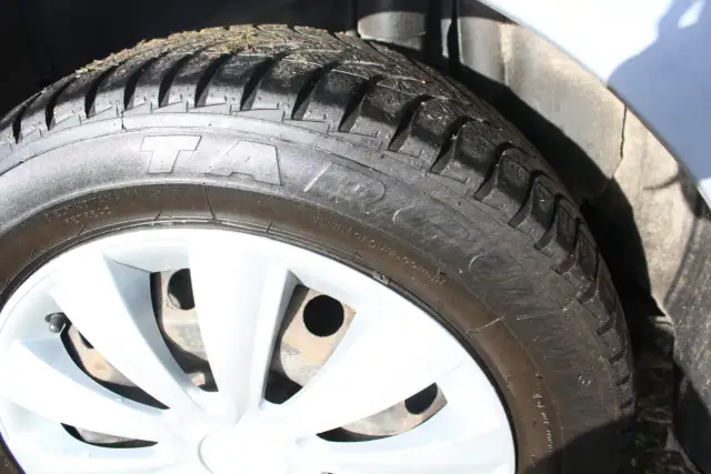 Opony bieżnikowane: Bezpieczne? Homologacja, wady i zalety