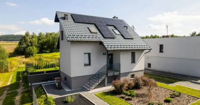 Przydomowa elektrownia słoneczna: oszczędności i łatwa instalacja