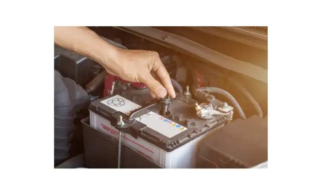 Akumulator motocyklowy 12V: Jak długo ładować? Uniknij błędów!