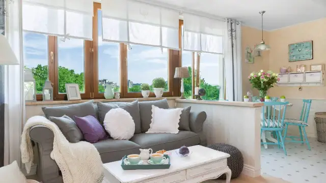 Duży pokój w bloku: jak urządzić funkcjonalne i stylowe wnętrze?