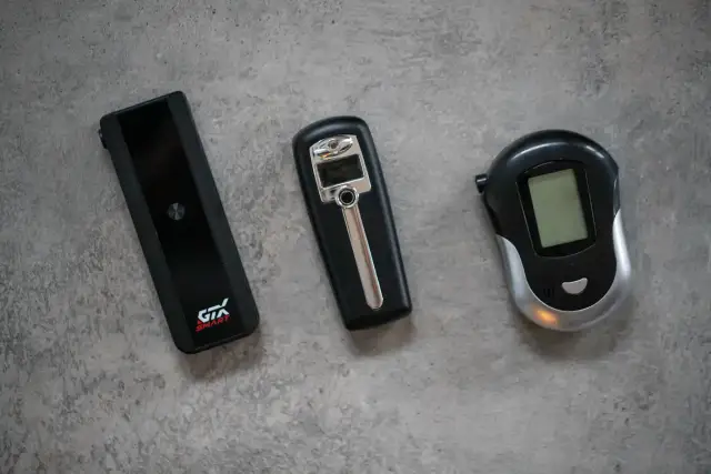 Jaki alkomat kupić: elektrochemiczny czy półprzewodnikowy? Sprawdź różnice