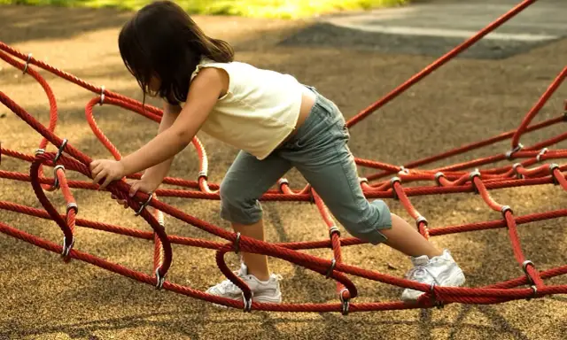Jak zrobić prosty i bezpieczny tor przeszkód dla dzieci w ogrodzie - poradnik