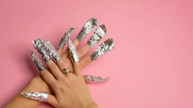 Jak ściągnąć manicure hybrydowy bez uszkodzenia paznokci?