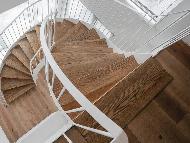 Jak zrobić schody kręcone? Poradnik DIY i analiza kosztów