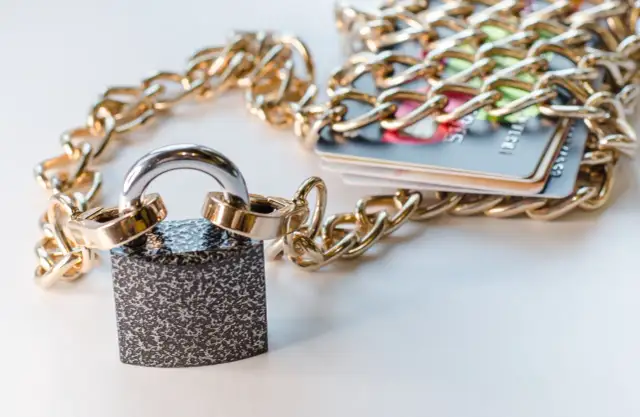 Po jakim czasie komornik zajmuje konto? Sprawdź teraz!