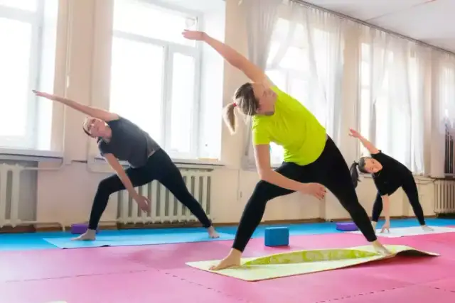 Jak ćwiczyć równowagę? Popraw stabilność w każdym wieku!