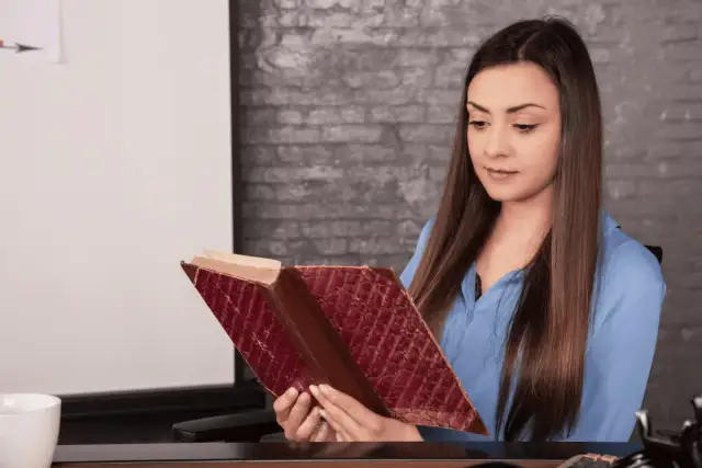 Jak napisać recenzję książki - schemat, który ułatwi Ci zadanie