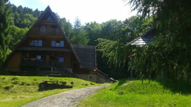 Bacówka pod Honem: Planujesz Bieszczady? Wszystko, co musisz wiedzieć!