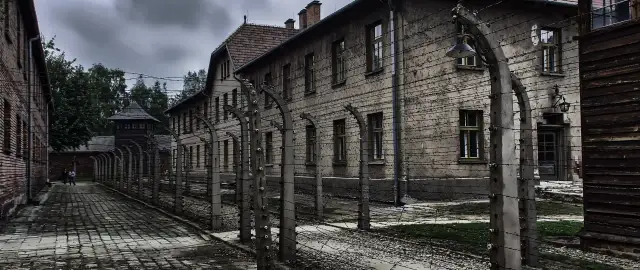 Jakie narodowości zginęły w Auschwitz? Prawda o ofiarach Holokaustu