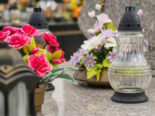 Jak zrobić lampion z kwiatami na cmentarz, aby uczcić bliskich