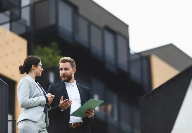 Prowizja biura nieruchomości: Kto płaci, ile i jak negocjować?