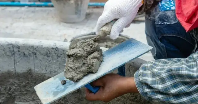 Jaką pacę do zacierania tynku wybrać, by uniknąć błędów?