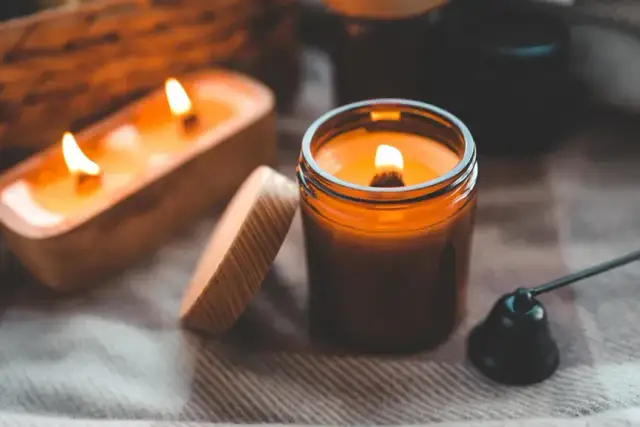 Najlepsze świeczki o zapachu sosny, które wprowadzą relaks do Twojego domu