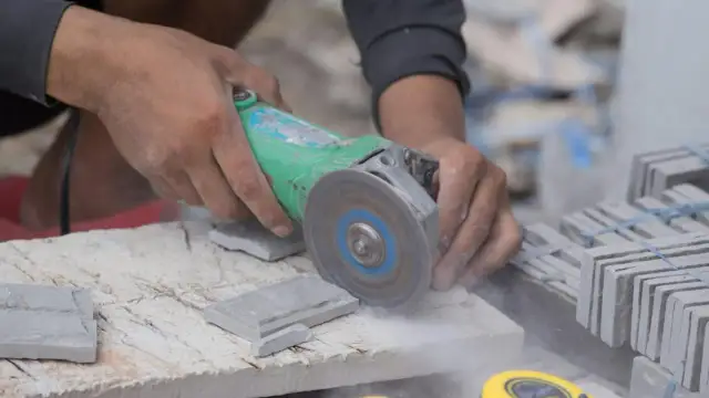 Czym ciąć kamień dekoracyjny betonowy? Odkryj najlepsze narzędzia i metody