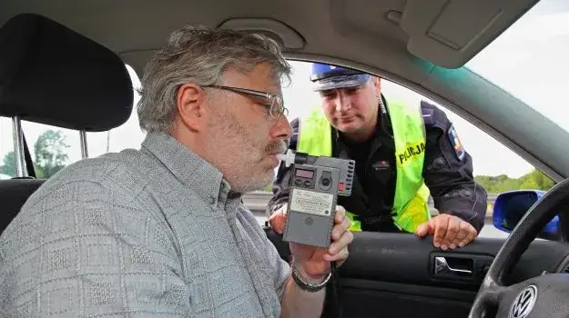 Alkomat czy krew? Konsekwencje wyboru na kontroli drogowej