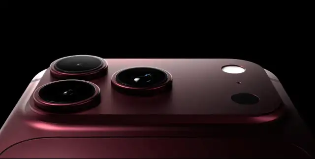 Ciemnoczerwony iPhone 18 Pro Max z trzema obiektywami aparatu i lampą błyskową na czarnym tle.