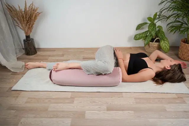 Wybierz wałek do jogi: Twardość, materiał, rozmiar poradnik