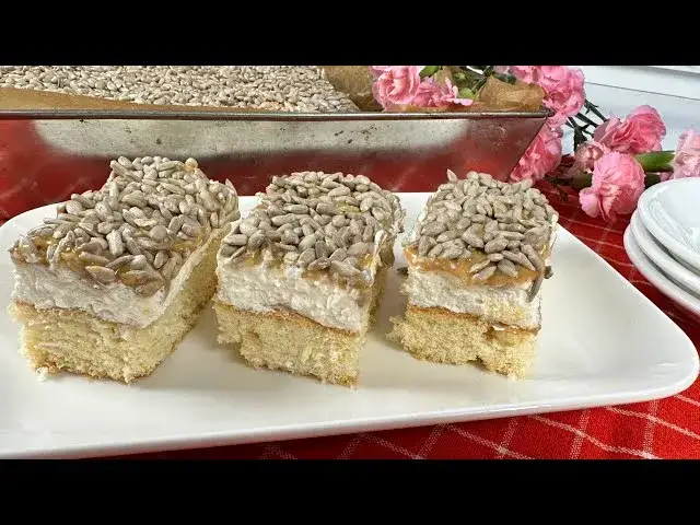 Pyszne ciasto ze słonecznikiem i bitą śmietaną – łatwy przepis krok po kroku