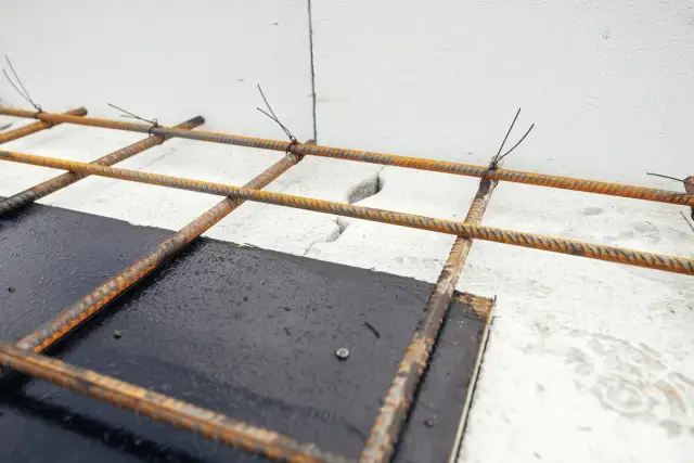 Siatka zbrojeniowa do wylewek, przygotowana do zalania betonem. Widoczne stalowe pręty połączone drutem.