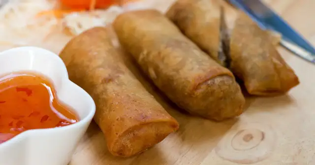 Chrupiące sajgonki z mięsem mielonym, podane z sosem słodko-kwaśnym. Idealna przekąska.