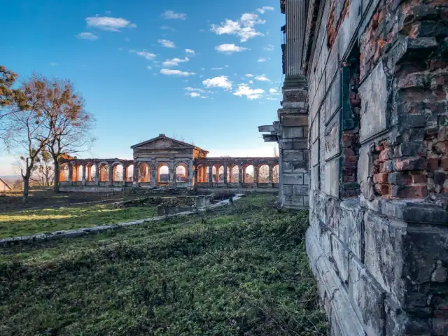 Tajemnice pałacu w Sławikowie: historia magnackiej rezydencji Eikstedtów
