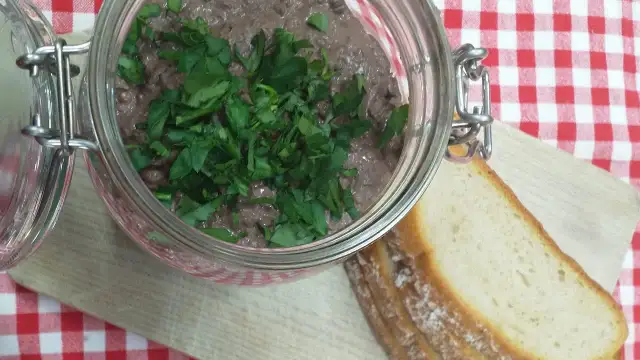 Jak zrobić pasztet z wątróbki - prosty przepis na domowy smakołyk