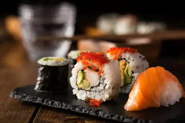 Co do sushi do środka? Odkryj 15+ najlepszych składników