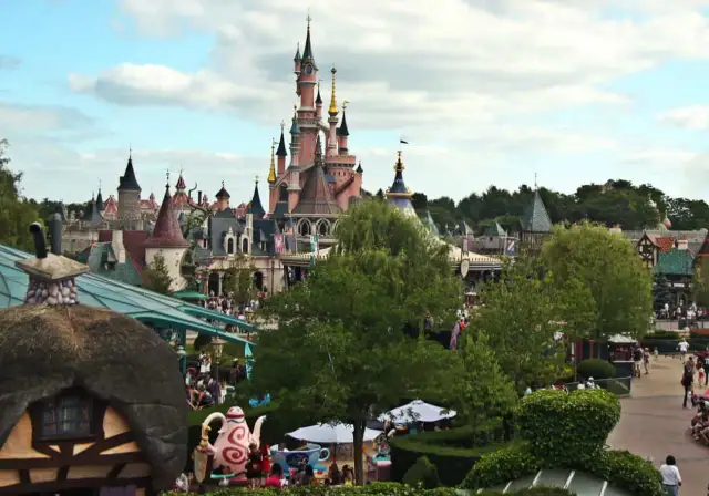 Jak wygląda Disneyland? Przewodnik po magicznych atrakcjach parku