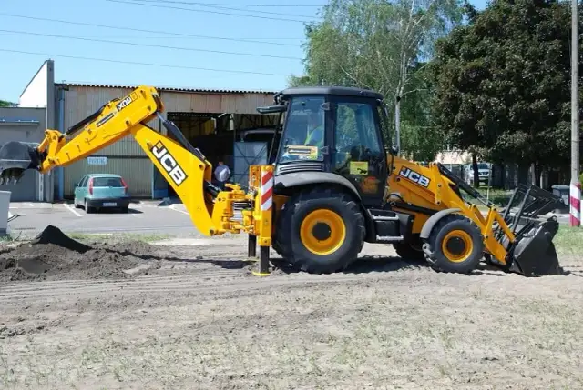 Koparko-ładowarki: Klasa 1 to mit! Jak zdobyć pełne uprawnienia?