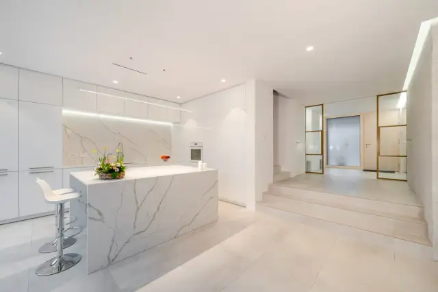 Konglomerat czy ceramika: co wybrać, aby uniknąć kosztownych błędów?