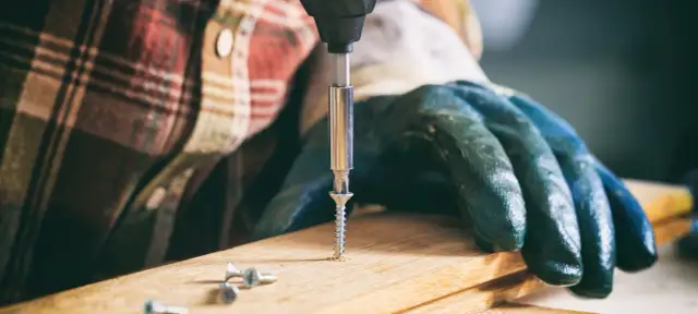 Jak dobrać długość wkrętów do drewna? Oblicz i uniknij błędów.