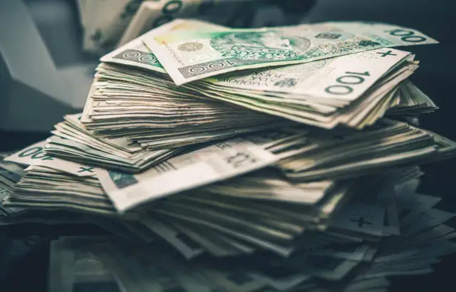 Stos banknotów 100 zł, jakby ktoś dostał pożyczkę pod weksel.