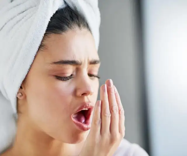 Nieświeży oddech i afty: Czy to objawy H. pylori w ustach?