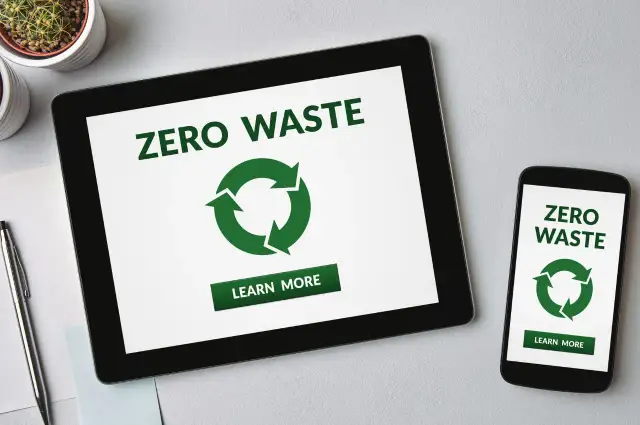 Tablet i smartfon pokazują hasło "ZERO WASTE" i symbol recyklingu. Dyskutujemy o rodzajach opakowań przyjaznych środowisku.