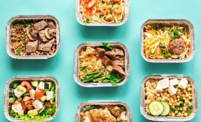 Catering dietetyczny vs gotowanie: Opłacalność, koszty i czas. Sprawdź!