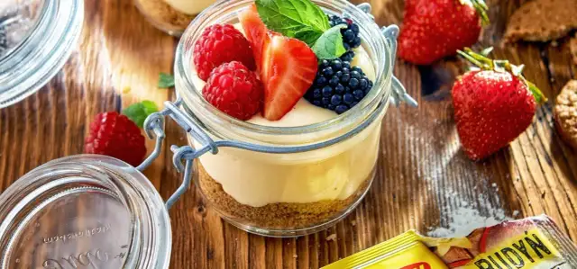 Co można zrobić z ugotowanego budyniu? Pyszne pomysły na desery