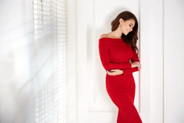 Czerwona sukienka na wesele: Czy wypada? Werdykt i zasady