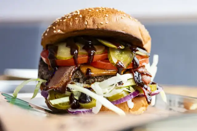 Jalapeno Burger: Od 7,50 zł do 50 zł! Gdzie zjesz najtaniej?