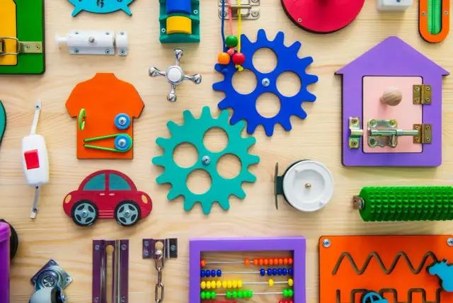 Tablica sensoryczna - klucz do rozwoju dziecka i zabawy edukacyjnej