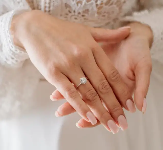 Na którym palcu pierścionek zaręczynowy w dniu ślubu? Oto prawda