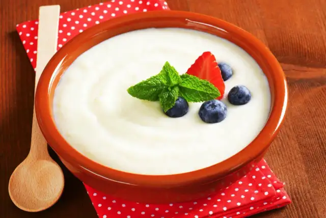 Ile łyżek kaszy manny na litr mleka? Gotuj bez grudek!