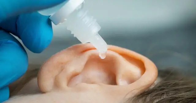 Kropla leku spada do ucha. Dowiedz się, jak odetkać ucho, gdy czujesz zatkanie.