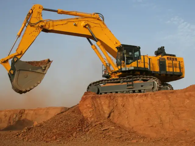 Jak zostać operatorem koparki? Uprawnienia, kursy i zarobki 2026