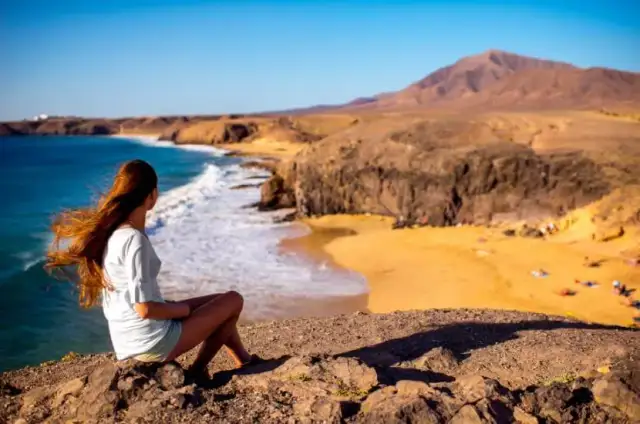 Ile trwa lot na Lanzarote z Katowic? Sprawdź różnice w czasie podróży