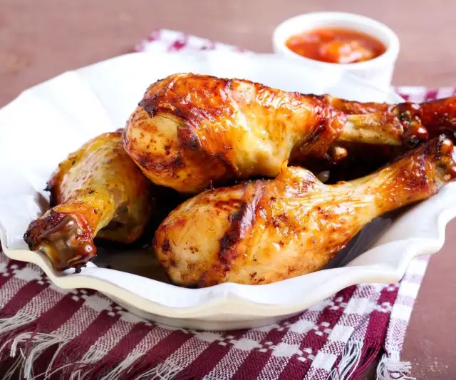 Jak zamarynować pałki z kurczaka, by były soczyste i pełne smaku