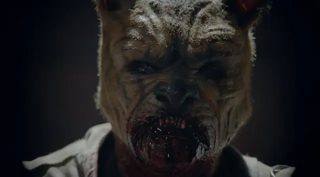 Przerażająca twarz Kubusia Puchatka z filmu "Puchatek: Krew i miód 2". Krwawa paszcza i groźne oczy budzą grozę.